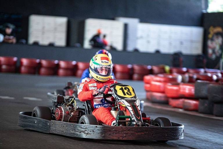 Piloto veste réplica de macacão e capacete de Ayrton Senna no Speedland Kart Center