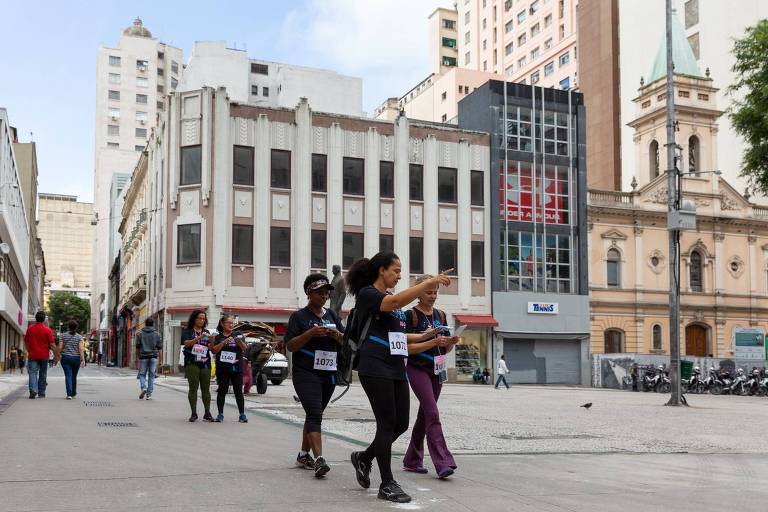 Grupo caminha na praça do Patriarca, centro de São Paulo