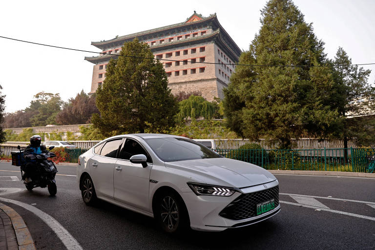 Carro elétrico da BYD circula pelas ruas de Pequim, na China