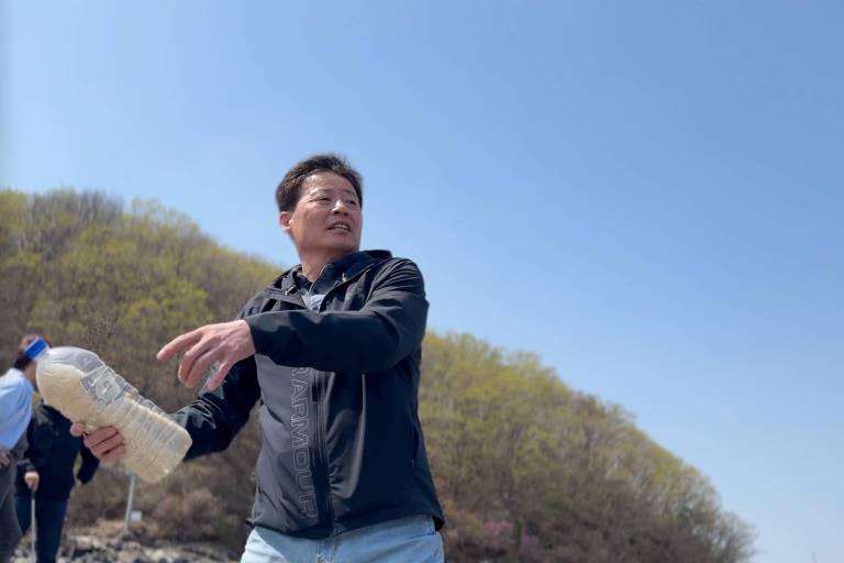 O homem que lança garrafas com arroz no mar para salvar vidas na Coreia do Norte