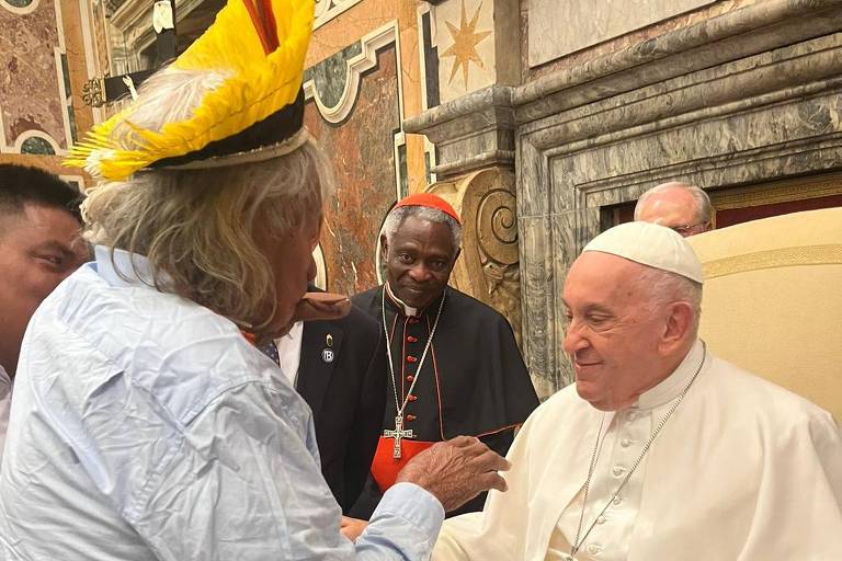 Raoni diz ao papa Francisco que Congresso brasileiro não ouve palavra da Igreja sobre indígenas