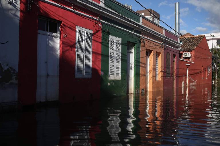 Rua inundada no bairro de Cidade Baixa, em Porto Alegre, capital do Rio Grande do Sul