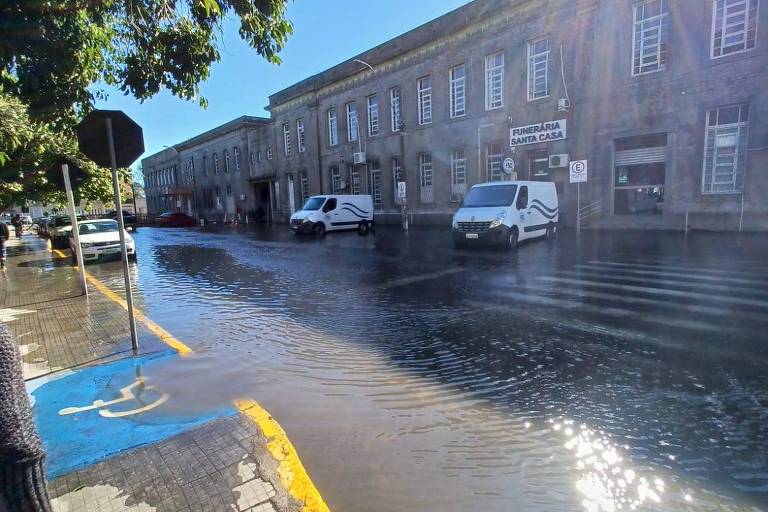 Foto Colorida. Foto de dia, rua em frente ao hospital da Santa Casa do Rio Grande (RS) alagada