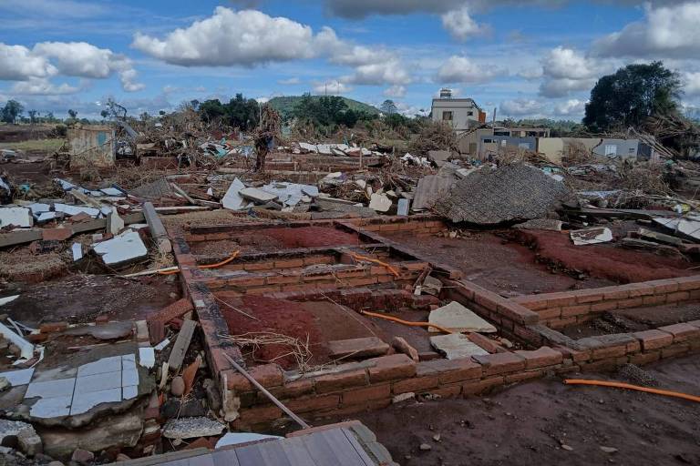 Imagem mostra alicerces de casas que foram arrancadas do chão e destruídas pela enchete do rio Taquari em Cruzeiro do Sul (RS)