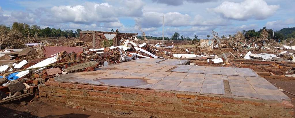 Imagem mostra alicerces de casas que foram arrancadas do chão e destruídas pela enchete do rio Taquari em Cruzeiro do Sul (RS)