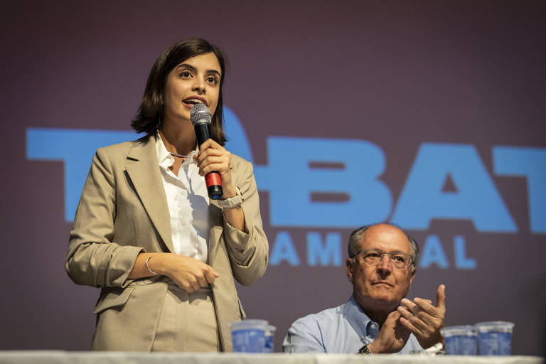 A deputada federal Tabata Amaral (PSB), ao lado de Geraldo Alckmin