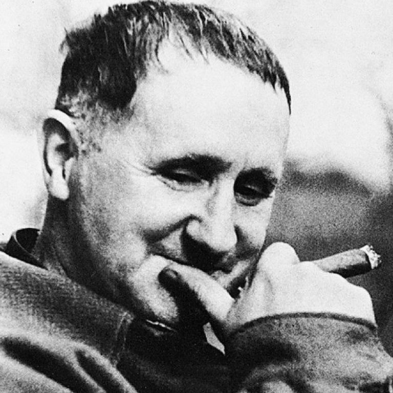 O poeta e dramaturgo alemão Bertolt Brecht