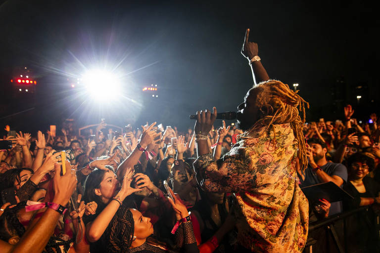 Black Pumas acerta no tom tranquilo para fechar noite do C6 Fest deste sábado