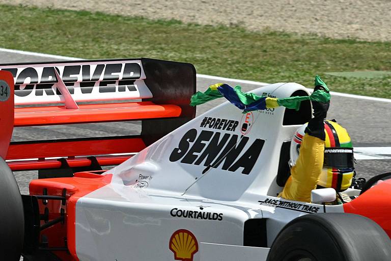 Corrida em Ímola tem homenagens a Senna 30 anos após sua morte