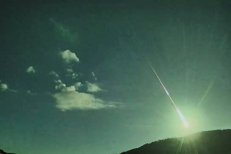 Um fragmento de cometa ilumina os céus, visto de Cáceres, Espanha, em 18 de maio de 2024, nesta imagem extraída de um vídeo das redes sociais