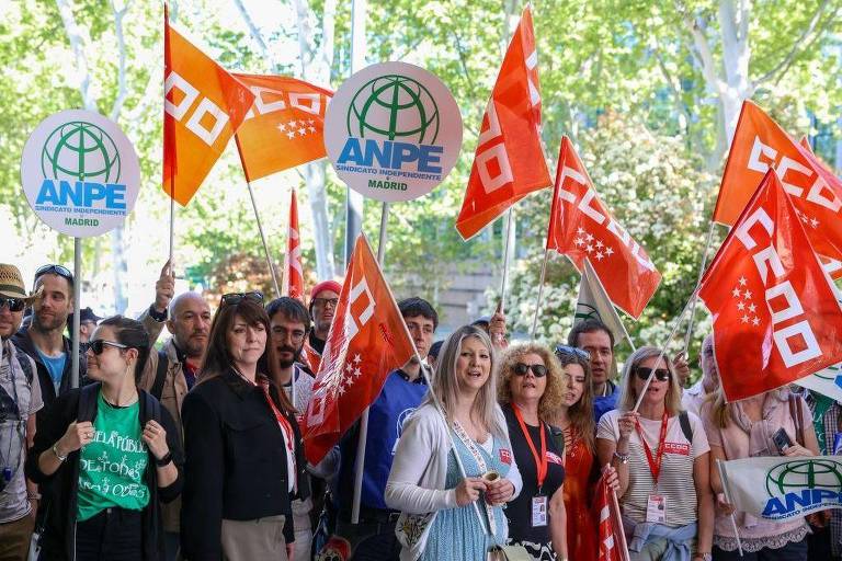 Manifestação de profissionais da área de educação na Espanha
