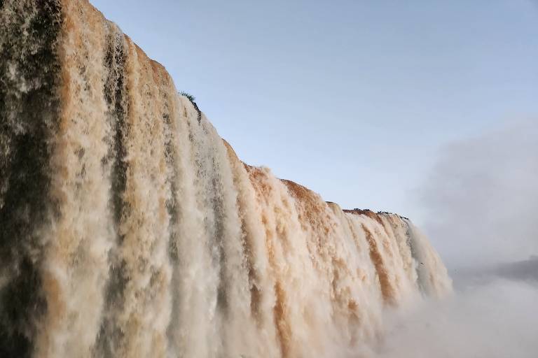 Quer descrever as Cataratas do Iguaçu? Melhor ver os vídeos
