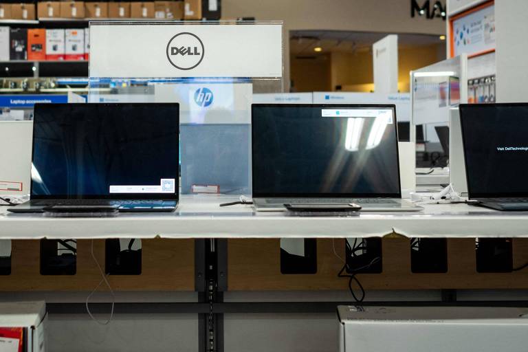 Laptops da Dell são vistos em loja da Best Buy, nos Estados Unidos