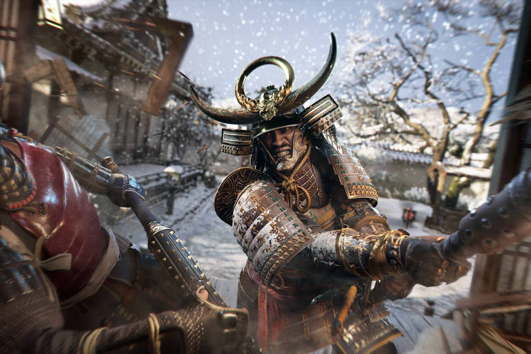 Dois guerreiros samurais em armaduras tradicionais estão engajados em um combate intenso sob uma nevasca. O samurai em primeiro plano, adornado com um capacete impressionante com chifres dourados, tem a pele negra e empunha sua arma contra o adversário, cujo rosto é parcialmente visível.