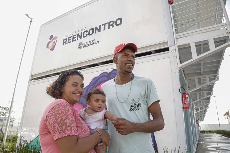 Willame Marcos, sua mulher, Julia, e a filha Laís, de 6 meses, que agora estão sendo atendidos na Vila Reencontro Jabaquara 1