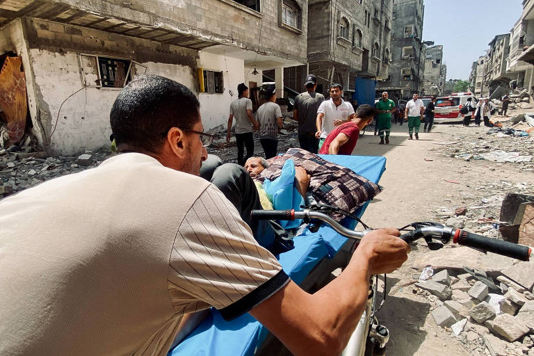 Vídeo mostra médicos tentando salvar pacientes de hospital atacado em Gaza