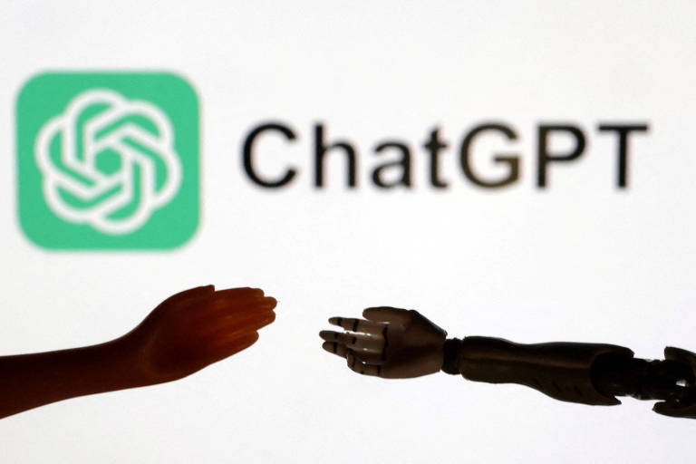 A imagem mostra a silhueta de uma mão humana estendida em direção a uma mão robótica contra um fundo iluminado, com o logotipo do ChatGPT ao fundo.