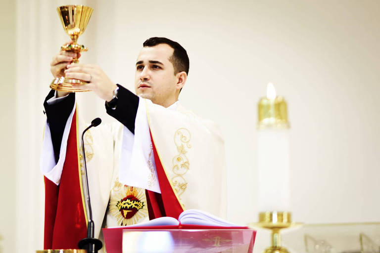 Imagem mostra o padre Paulo Santos, da Paróquia São Vicente de Paulo, em Nova Andradina (MS)