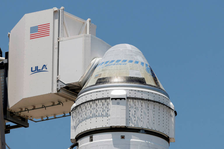 A cápsula espacial, marcada com o logotipo da Boeing, está acoplada ao foguete Atlas 5, da ULA