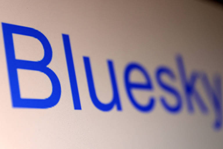 Bluesky, concorrente do X/Twitter, agora permite que usuários troquem mensagens privadas