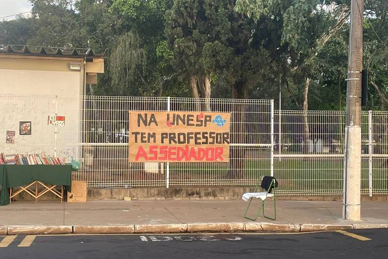 Alunos denunciaram professor com cartazes que foram espalhados pela universidade