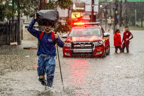Com chuva forte, água sobe pelos bueiros e volta a inundar ruas de Porto Alegre
