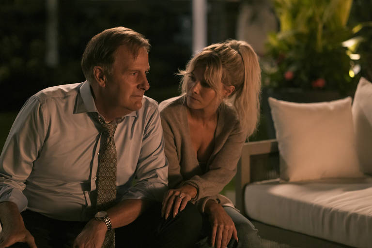 Jeff Daniels como Charlie Croker e Sarah Jones como Serena Croker em cena de 'Um Homem por Inteiro'