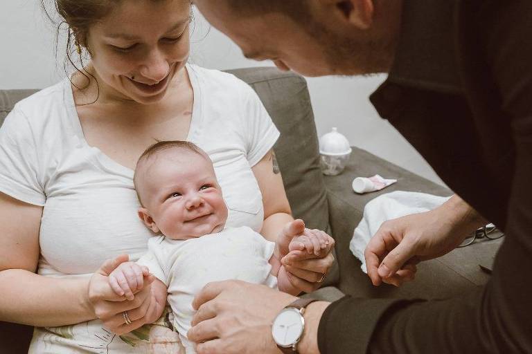 A mãe Giovanan Cancian com o filho Filippo e o parceiro David Cascapera