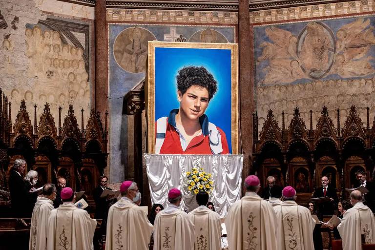 Tapeçaria com retrato de Carlo Acutis pendurada na Basílica de São Francisco de Assis durante a cerimônia de beatificação