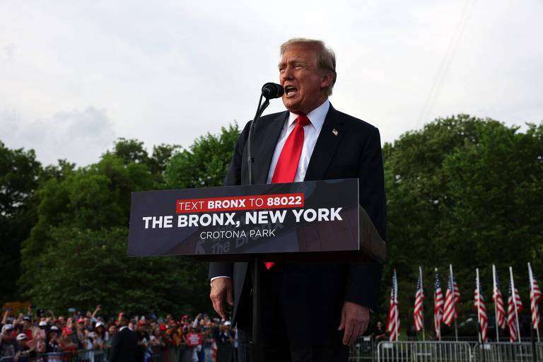 Trump discursa em palanque ao ar livre