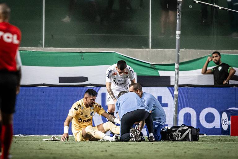 Goleiro João Paulo em atendimento