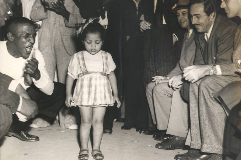 Walt Disney (à dir, de bigode) durante visita à Portela, no Rio de Janeiro, em 1941