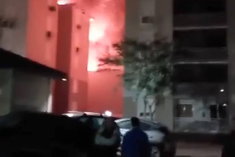Incêndio atinge loja em bairro alagado de Porto Alegre neste domingo (26)