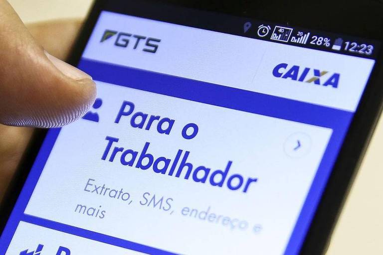 Saque-aniversário do FGTS é utilizado para quitar contas em atraso, diz Datafolha