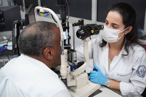 Paciente passa por exame oftalmológico para diagnóstico e tratamento de glaucoma 