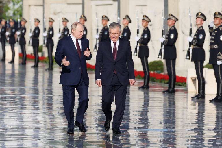 Putin conversa com o presidente uzbeque, Chavkat Mirzioiev, durante visita a Tachkent