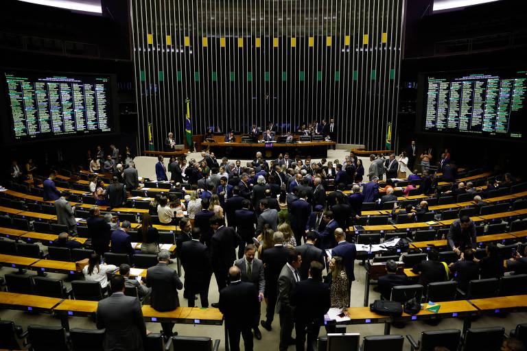Imagem mostra plenário da Câmara dos Deputados repleto de congressistas