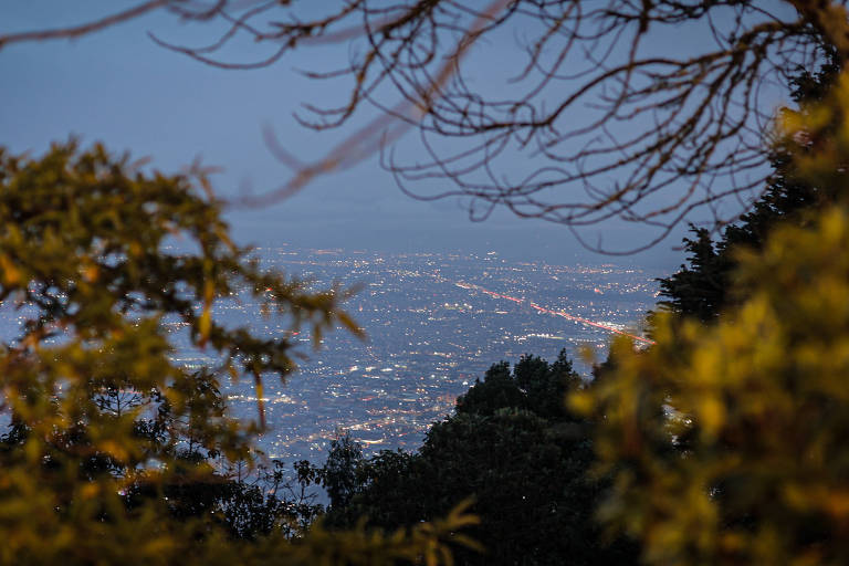 Bogotá mistura rotina de cidade grande com montes vibrantes ao redor