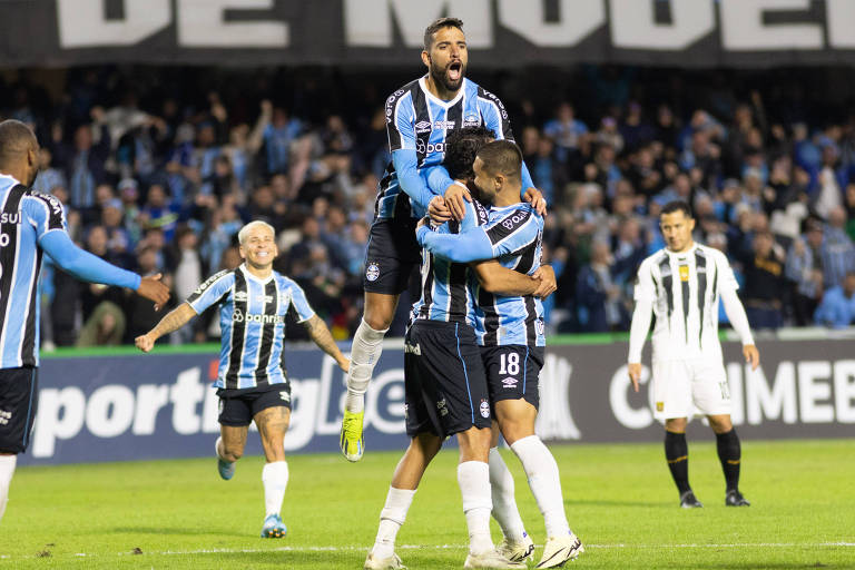 Grêmio volta ao futebol com vitória após pausa forçada por chuvas no Sul