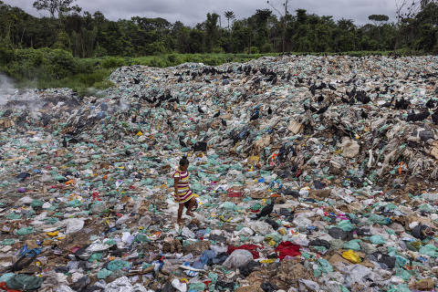 BREVES, PA. 10/04/2024. ESPECIAL RESIDUOS SOLIDOS. Maria Lopes Goncalves,54, moradora de Breves, procura por material reciclavel no lixao da cidade, localizada na Ilha do Marajo, no Para. Ela consegue ganhar no lixao entre R$ 30,00 e R$ 40,00 por dia, o que ajuda a complementar a sua unica renda regular, o bolsa-famlia no valor de R$ 400,00. ( Foto: Lalo de Almeida/Folhapress ). COTIDIANO. *** EXCLUSIVO FOLHA***