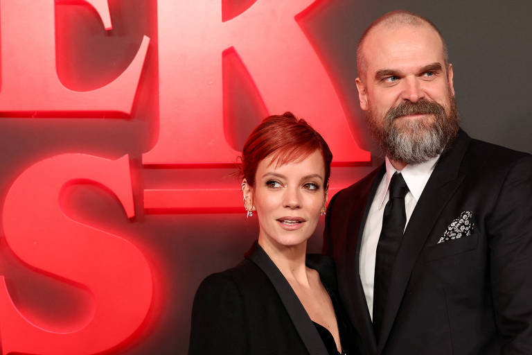 Lily Allen diz que David Harbour controla quais aplicativos ela tem no celular