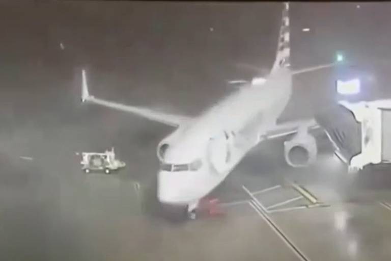 Tempestade arrasta avião estacionado em aeroporto nos EUA