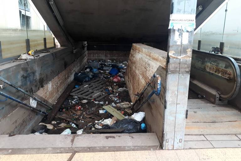 Estação de trem vira piscina de esgoto e lixo após enchente em Porto Alegre; veja vídeo
