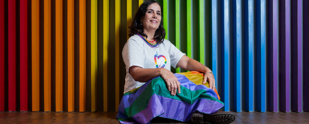 Imagem mostra Luciene Mendes, 58, procuradora de Justiça aposentada, integrante da associação Mães pela Diversidade,  na sede da Parada do Orgulho LGBT de São Paulo, na República, região central da capital paulista