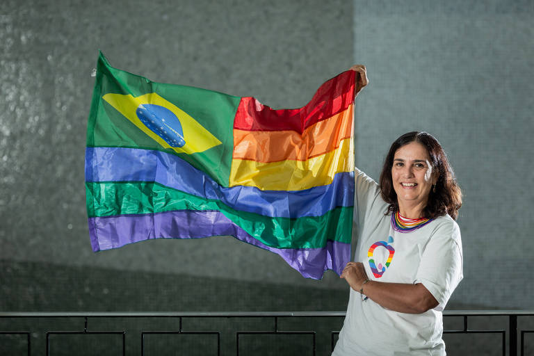 Imagem mostra  Luciene Mendes, 58, mãe de um filho gay e de uma enteada lésbica, procuradora de Justiça aposentada, integrante da associação Mães pela Diversidade, na sede da Parada do Orgulho LGBT de São Paulo, na República, na região central da capital paulista