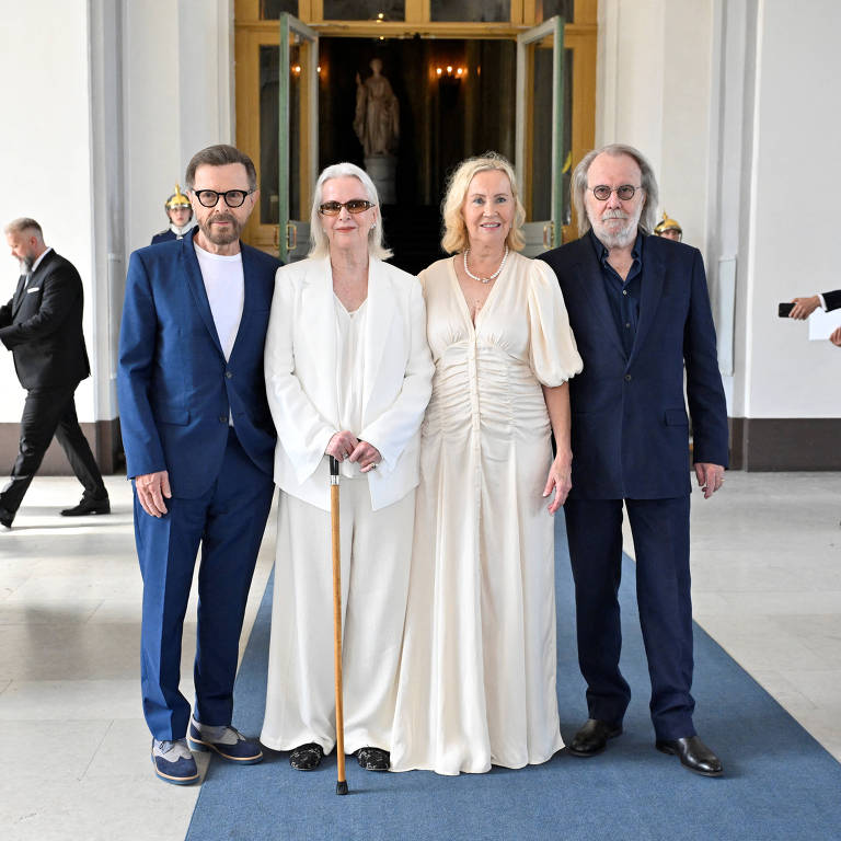 Os membros do grupo musical ABBA Bjorn Ulvaeus, Anni-Frid Lyngstad, Agnetha Faltskog e Benny Andersson recebem a Ordem Real Vasa do Rei Carl Gustaf e da Rainha Silvia da Suécia por contribuições notáveis à vida musical sueca e internacional em uma cerimônia no Palácio Real de Estocolmo, em Estocolmo, Suécia