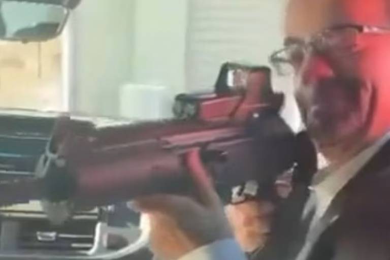 Embaixador britânico no México é demitido após apontar arma para colegas; veja vídeo