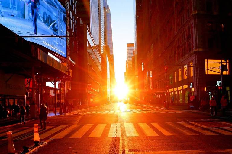 Manhattanhenge: Pôr do sol alinhado com as ruas de Manhattan atrai multidões em Nova York