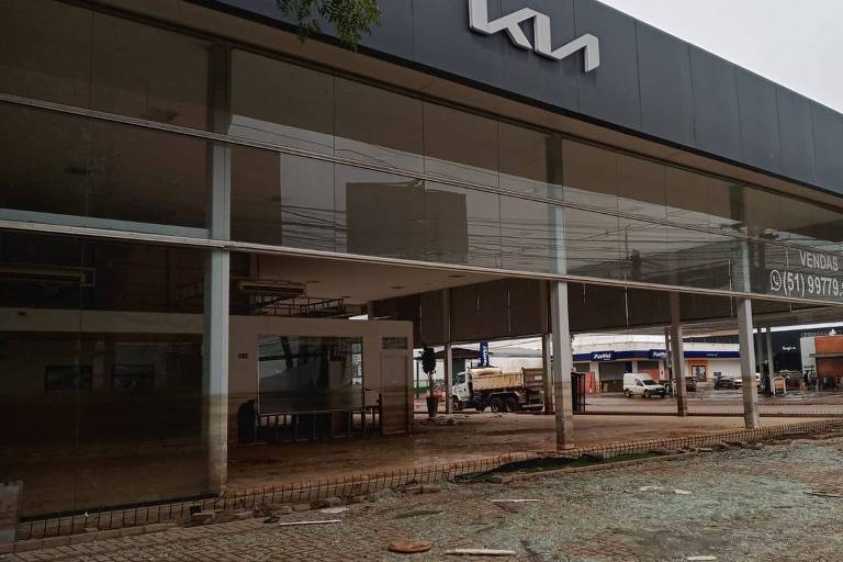Enchente arranca vidros de lojas, estraga carros e causa prejuízo bilionário para setor no RS