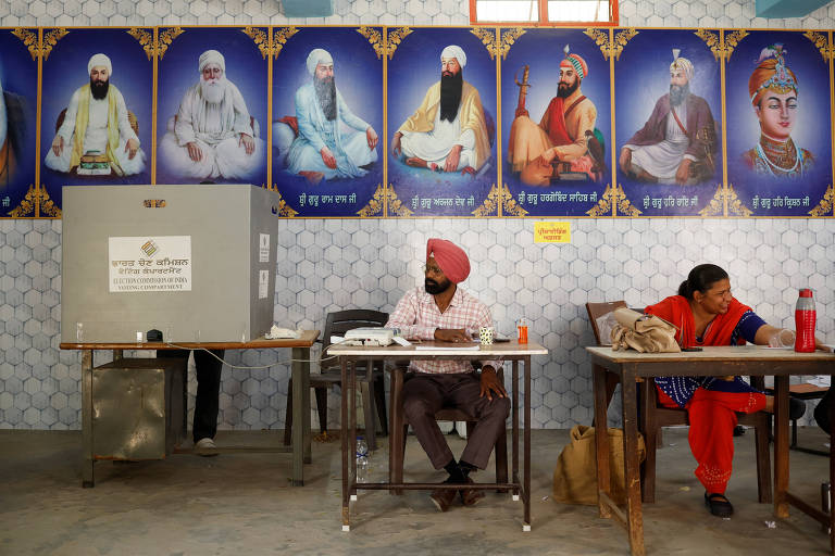 Mesários monitoram votação no distrito de Faridkot, na Índia